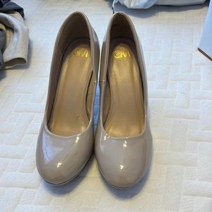 size 8m nude heels.